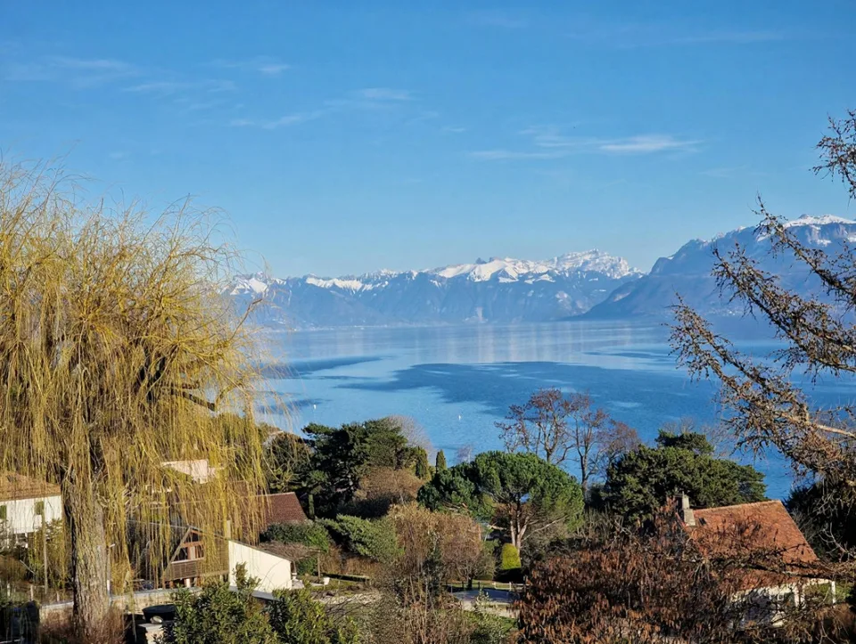 In esclusiva, Abby Bryand immobiliare: Magnifica casa con vista lago a Buchillon