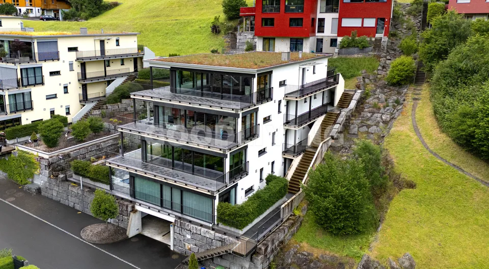 Exklusive Attika mit Privatlift und freier Bergsicht
