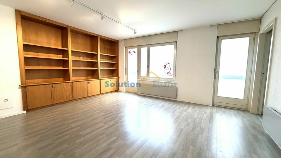 Appartement + un bureau, bénéficiant d'un emplacement central