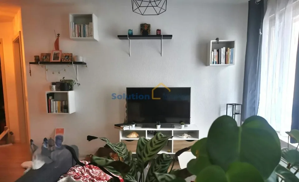 Appartement + un bureau, bénéficiant d'un emplacement central