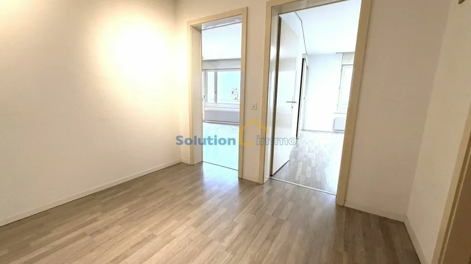 Appartement + un bureau, bénéficiant d'un emplacement central