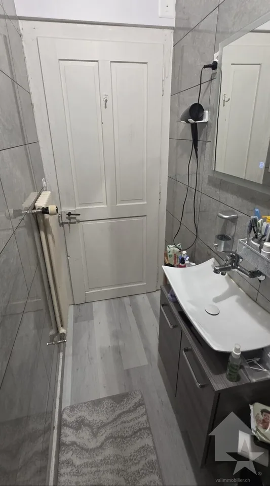 Schöne 2.5 Zimmer Wohnung, komplett renoviert mit einer Garagenbox! – Foto 6 von 7