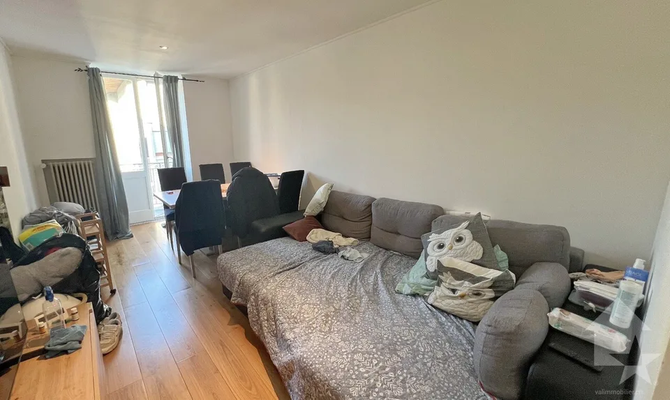 Schöne 2.5 Zimmer Wohnung, komplett renoviert mit einer Garagenbox!