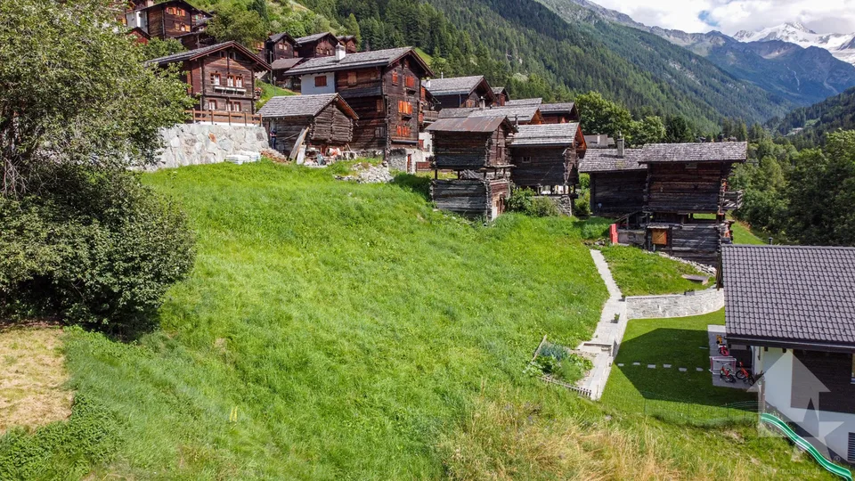 Très belle parcelle à construire au centre d'Ayer