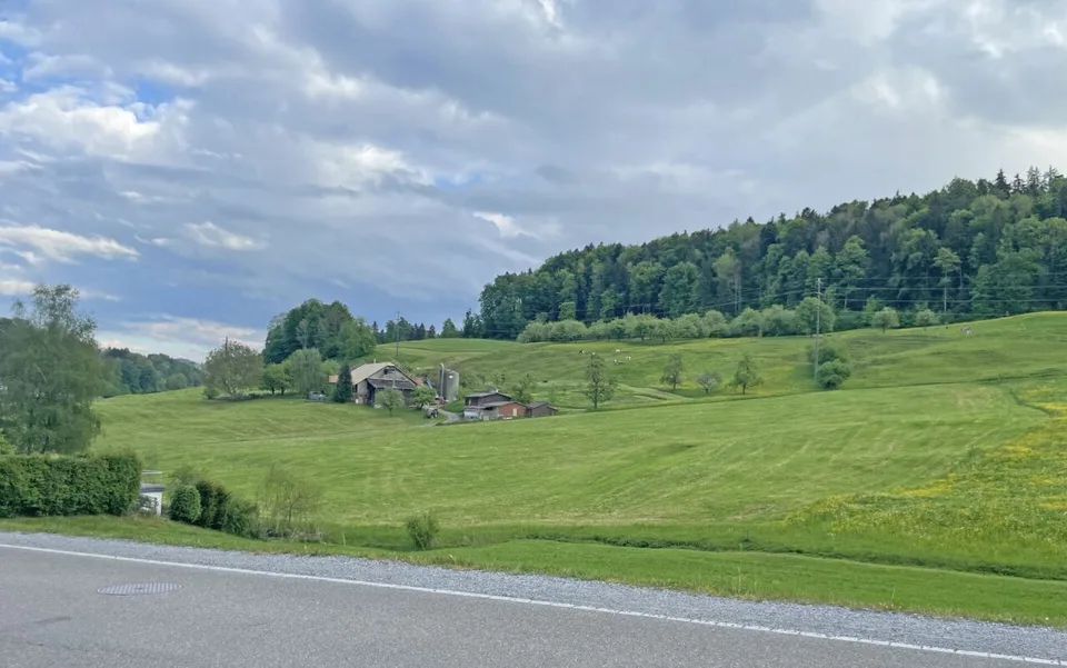 Charmantes Bauernhaus mit Scheune für zwei Pferde an sonniger Lage