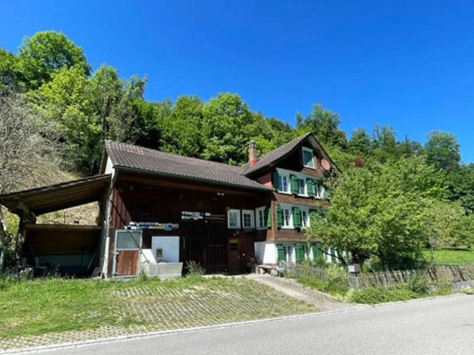 Charmantes Bauernhaus mit Scheune für zwei Pferde an sonniger Lage
