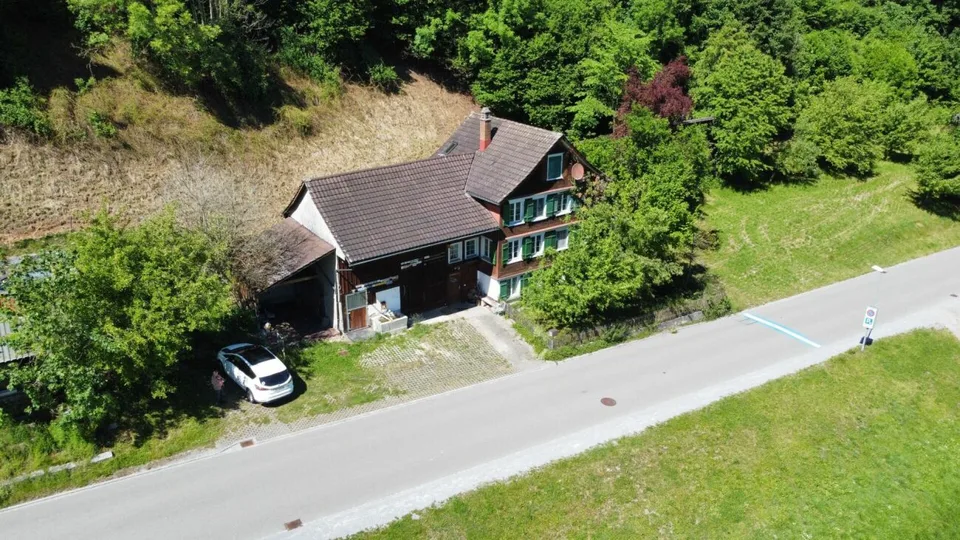 Charmantes Bauernhaus mit Scheune für zwei Pferde an sonniger Lage