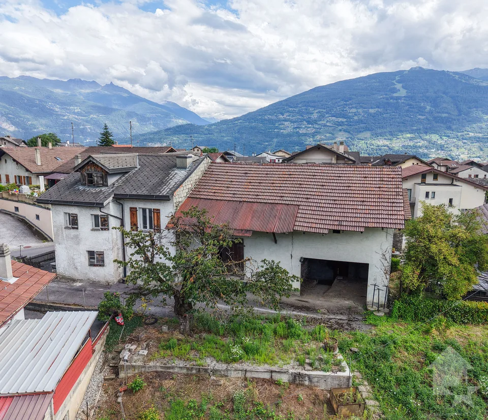 Casa di villaggio con fienile annesso e garage