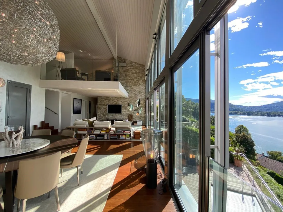 Maison moderne spacieuse avec vue imprenable sur le lac