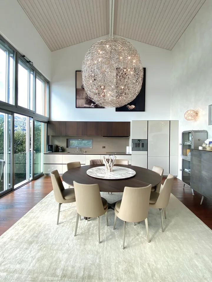 Maison moderne spacieuse avec vue imprenable sur le lac