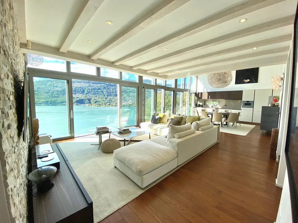 Maison moderne spacieuse avec vue imprenable sur le lac