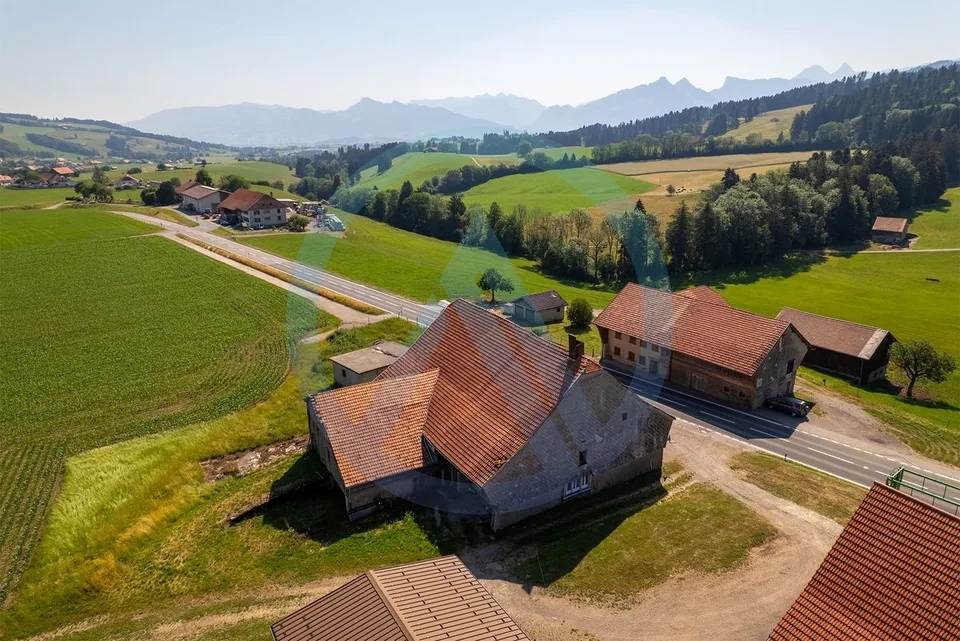 Grande ferme à rénover proche de Bulle