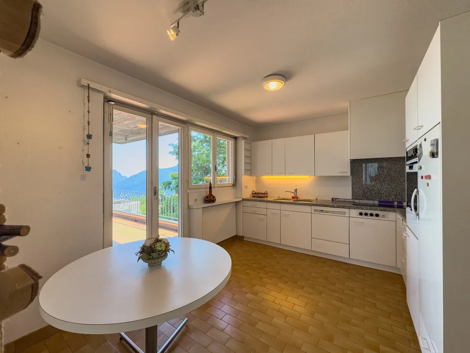 Villa mit Garten und offenem Blick auf den Luganersee in Carona