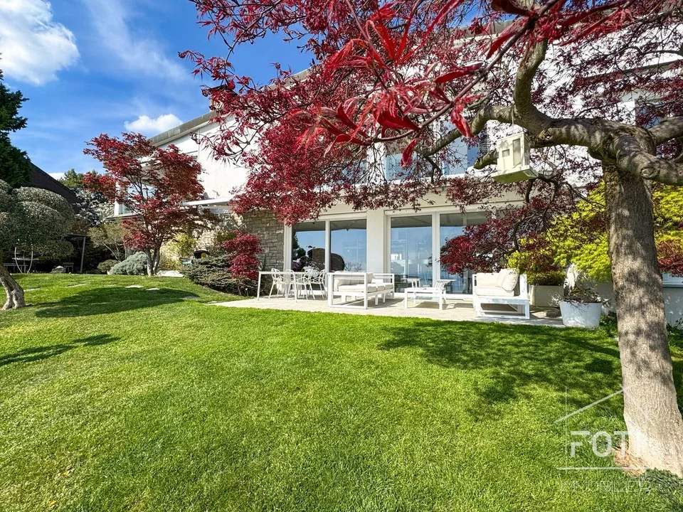 Splendido duplex di lusso di 5,5 locali con giardino e piscina privata.