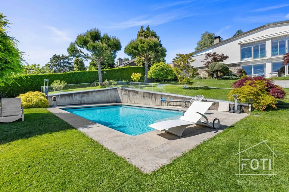 Superbe duplex de standing de 5,5 pièces avec jardin et piscine privée.