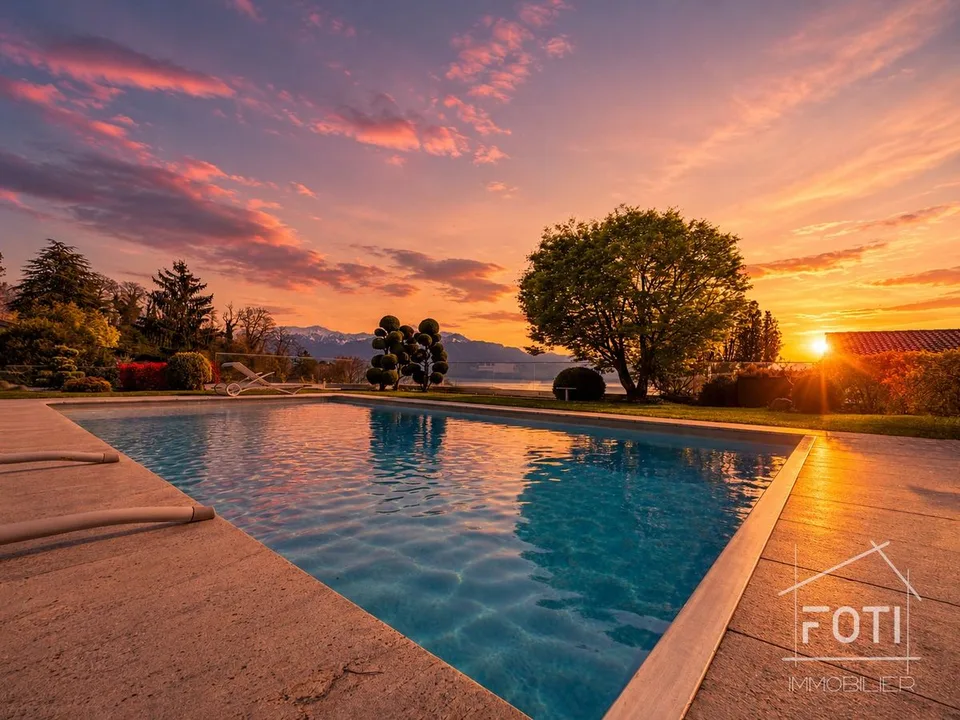 Splendido duplex di lusso di 5,5 locali con giardino e piscina privata.