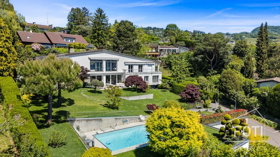 Splendido duplex di lusso di 5,5 locali con giardino e piscina privata.
