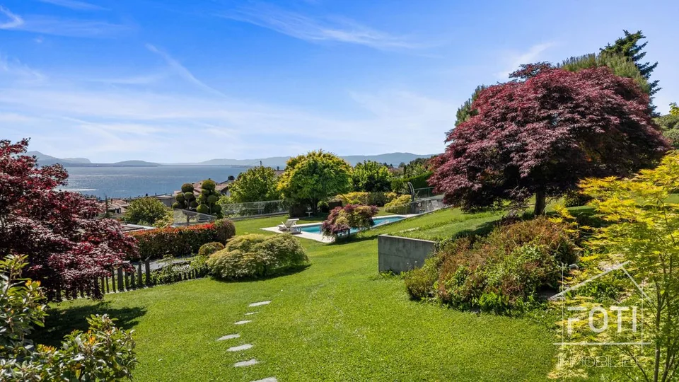 Splendido duplex di lusso di 5,5 locali con giardino e piscina privata.