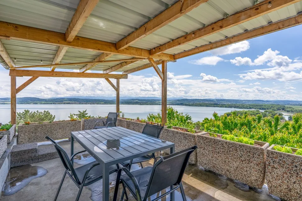 Casa con vista sul lago di Morat e la possibilità di costruire un appartamento o una casa oltre a quella esistente – foto 12 di 12
