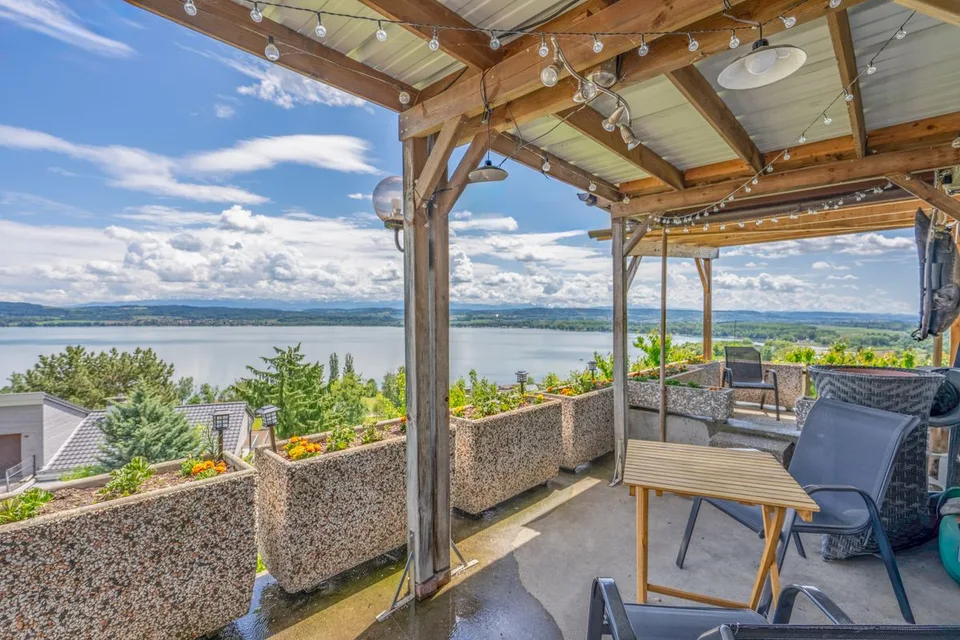 Casa con vista sul lago di Morat e la possibilità di costruire un appartamento o una casa oltre a quella esistente – foto 8 di 12