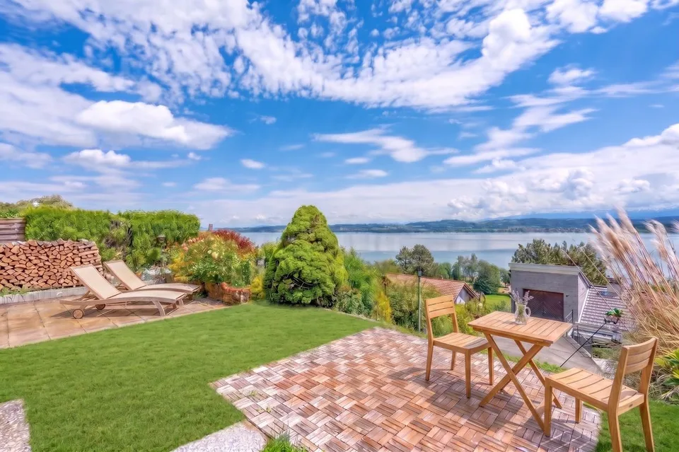 Maison avec vue sur le lac de Morat et la possibilité de construire appartement ou maison en plus de l' existant