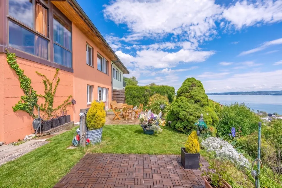 Casa con vista sul lago di Morat e la possibilità di costruire un appartamento o una casa oltre a quella esistente – foto 11 di 12