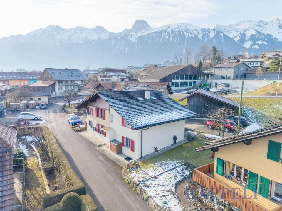 Charmantes und gepflegtes Zweifamilienhaus an zentraler Lage im ländlichen Uebeschi