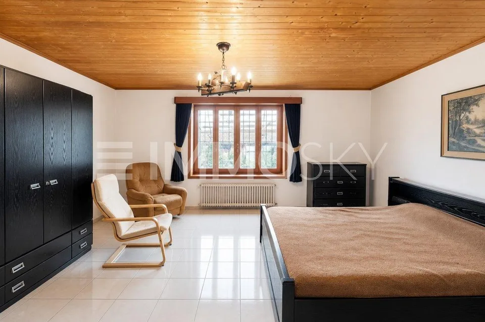 Maison jumelée dans un quartier résidentiel ensoleillé