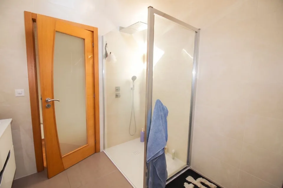Bella villa bifamiliare con piscina