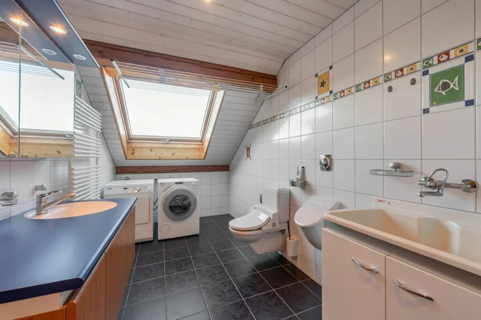 CHARAKTERVOLLES 3-FAMILIENHAUS MIT BAULANDRESERVE | WOHNEN, INVESTIEREN ODER ENTWICKELN – Foto 9 von 13