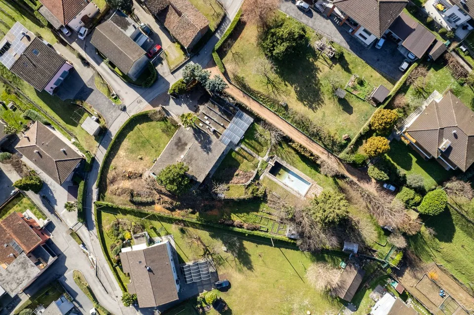 Grundstück mit bestehender Villa und Landreserve (R2) in Riva San Vitale / Fondo con villa esistente e riserva edificabi / Plot with existing villa and land reserve (R2) in Riva San Vitalele (R2)