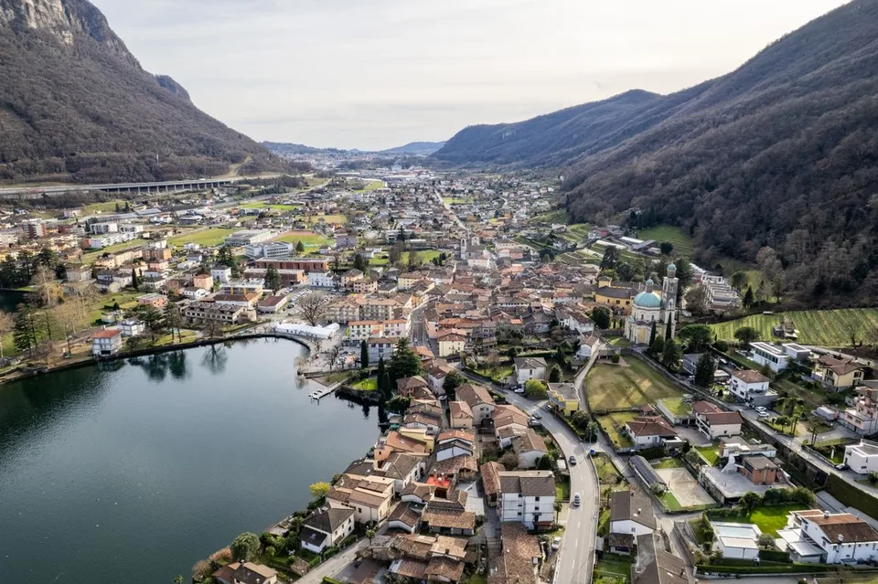 Terrain avec villa existante et réserve foncière (R2) à Riva San Vitale