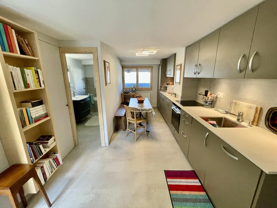 Charmant appartement attique de 4.5 pièces au coeur du vieux village de Lens en grande partie rénové