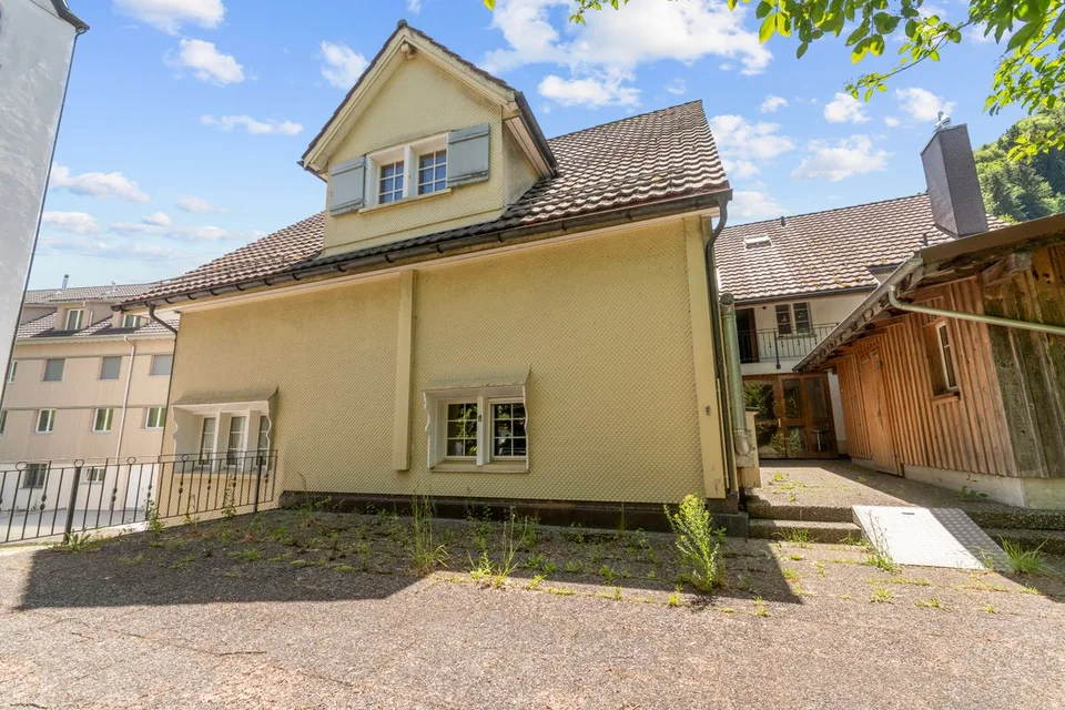 Wohn- &amp; Gewerbehaus mit Entwicklungspotenzial in Brunnadern