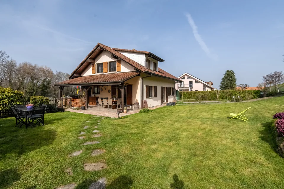 Wunderschöne Villa mit 6,5 Zimmern und großem Grundstück am Waldrand