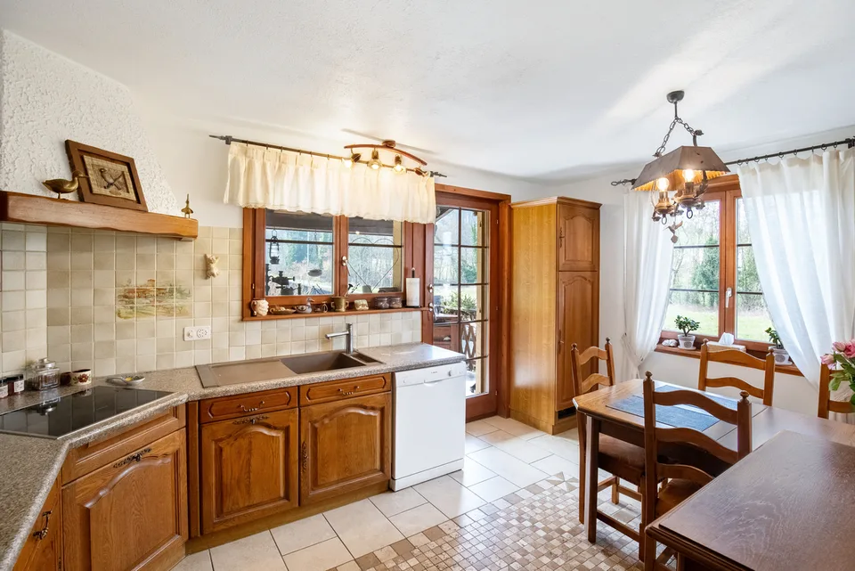 Wunderschöne Villa mit 6,5 Zimmern und großem Grundstück am Waldrand