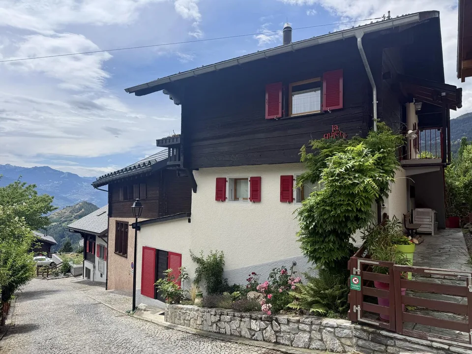 RARE! Maison de 4.5 pièces avec cachet, vue et jardin au centre d'Icogne, village paisible entre Sion et Crans-Montana