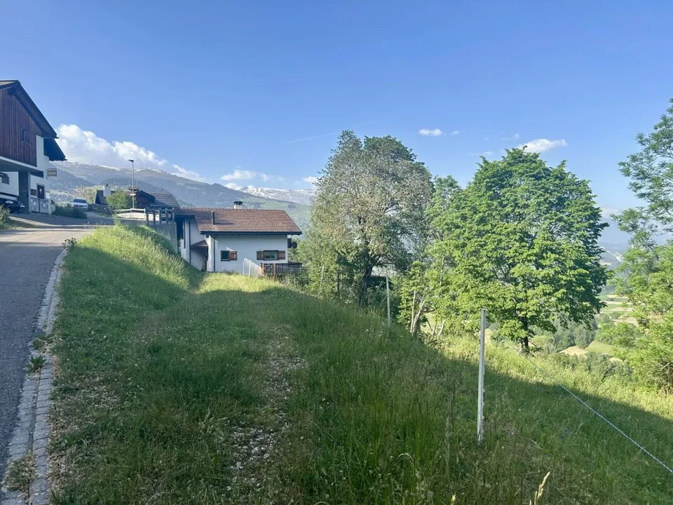 Terreno edificabile soleggiato con vista Spazio per 2 edifici: Due case unifamiliari o un generoso progetto residenziale