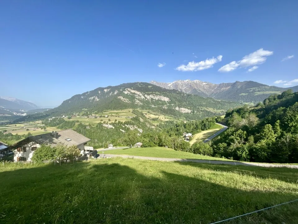 Sonniges Bauland mit Aussicht Platz für 2 Gebäude: Zwei Einfamilienhäuser oder ein grosszügiges Wohnbauprojekt