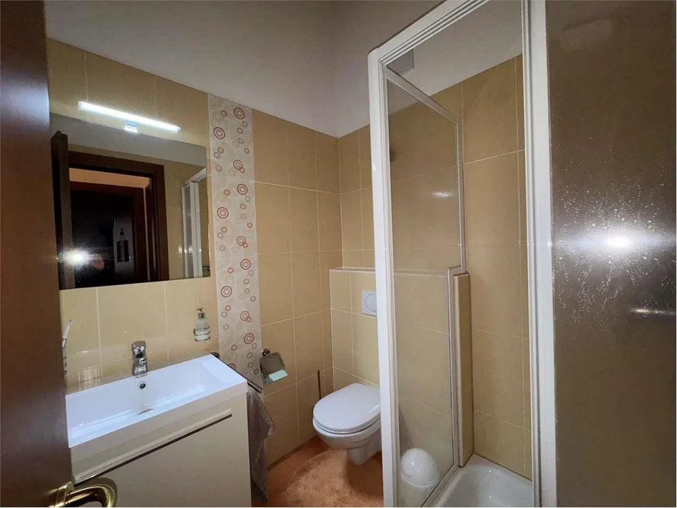 Villa a schiera triplex di 4.5 a Pura con vista lago immersa nel verde – foto 8 di 11