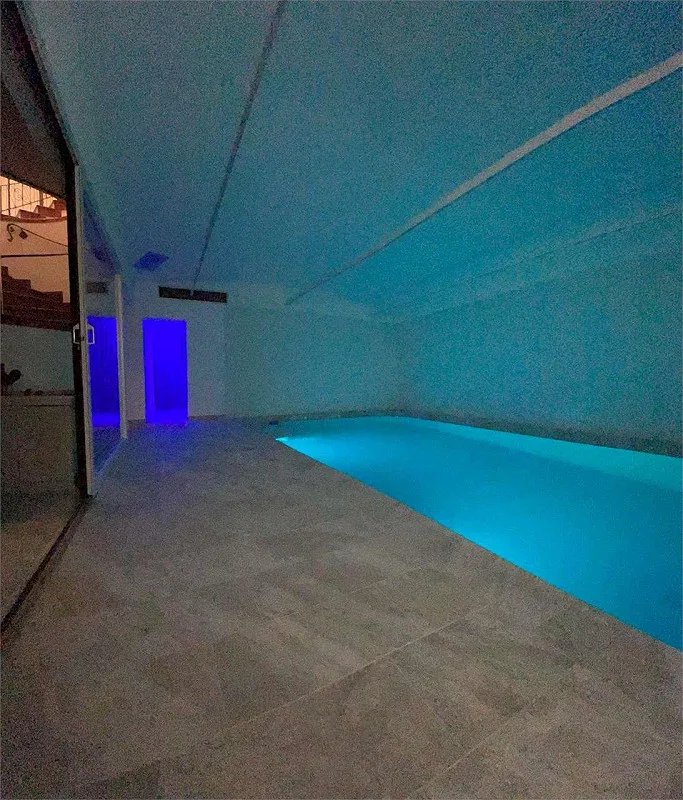 Exklusive Villa mit Wellnessbereich und offenem Blick in die grüne Landschaft von Vezia