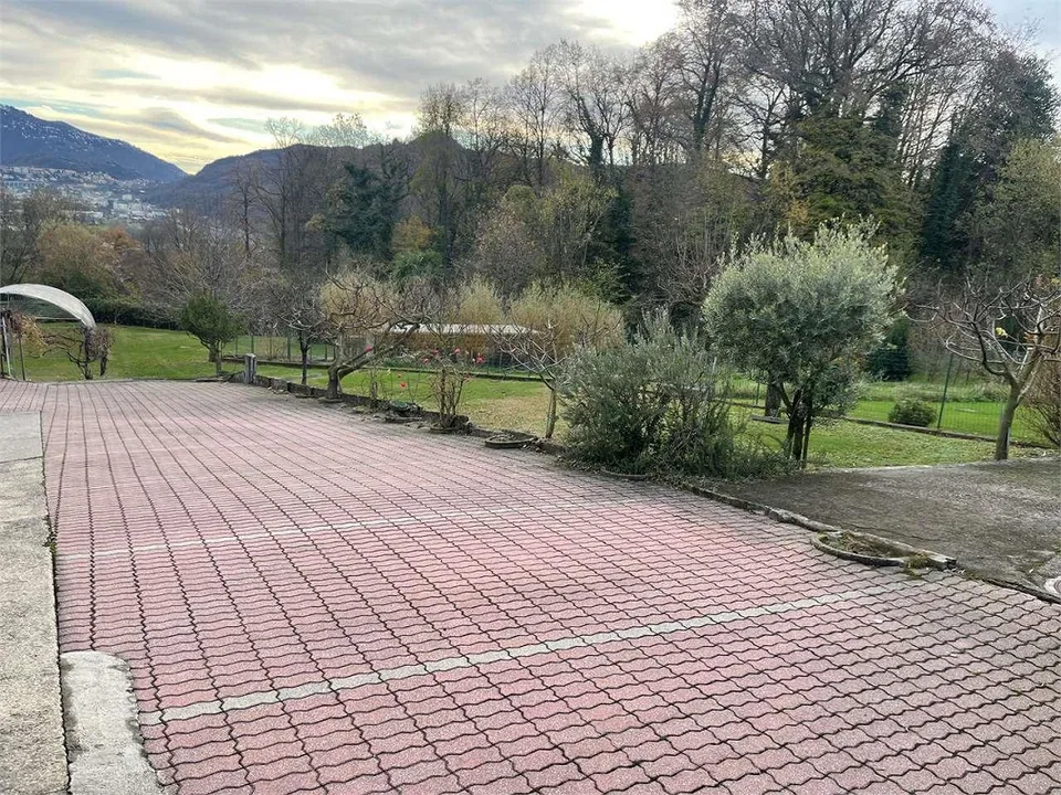 10 Parkplätze auf hartem Belag - Großes landwirtschaftliches Grundstück von 2'263 m²