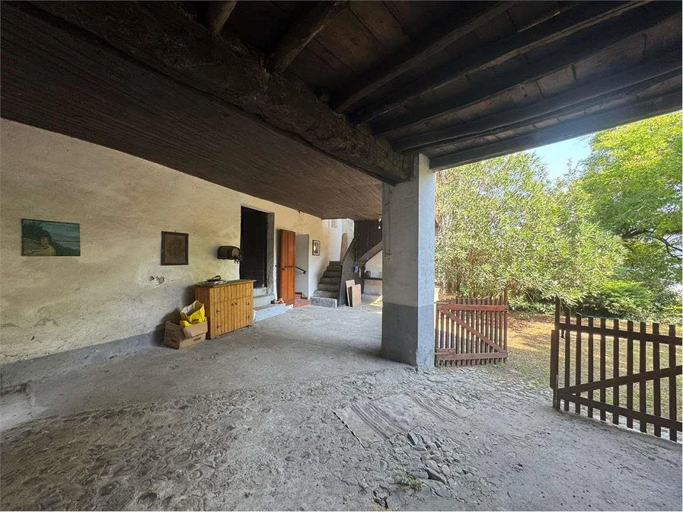 Affascinante villa da ristrutturare immersa nel verde a Novazzano – foto 8 di 9