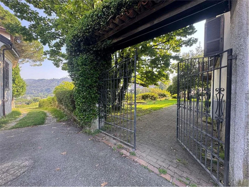 Maison fascinante à rénover, intégrée dans la nature à Novazzano