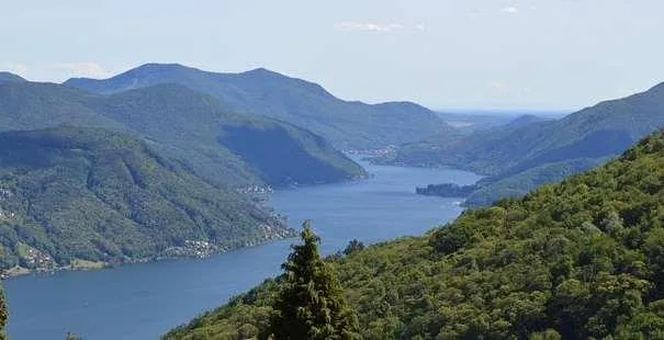 Terrain avec vue sur le lac et projet approuvé