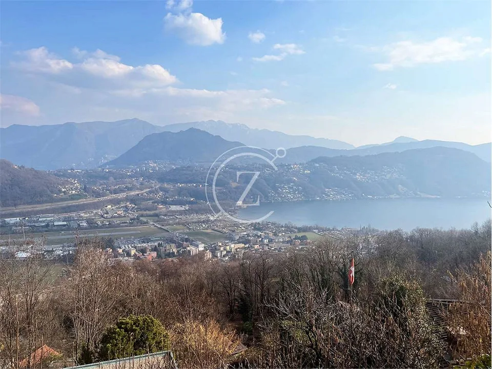 Panoramageschäftliches Grundstück in Vernate mit Baugenehmigung