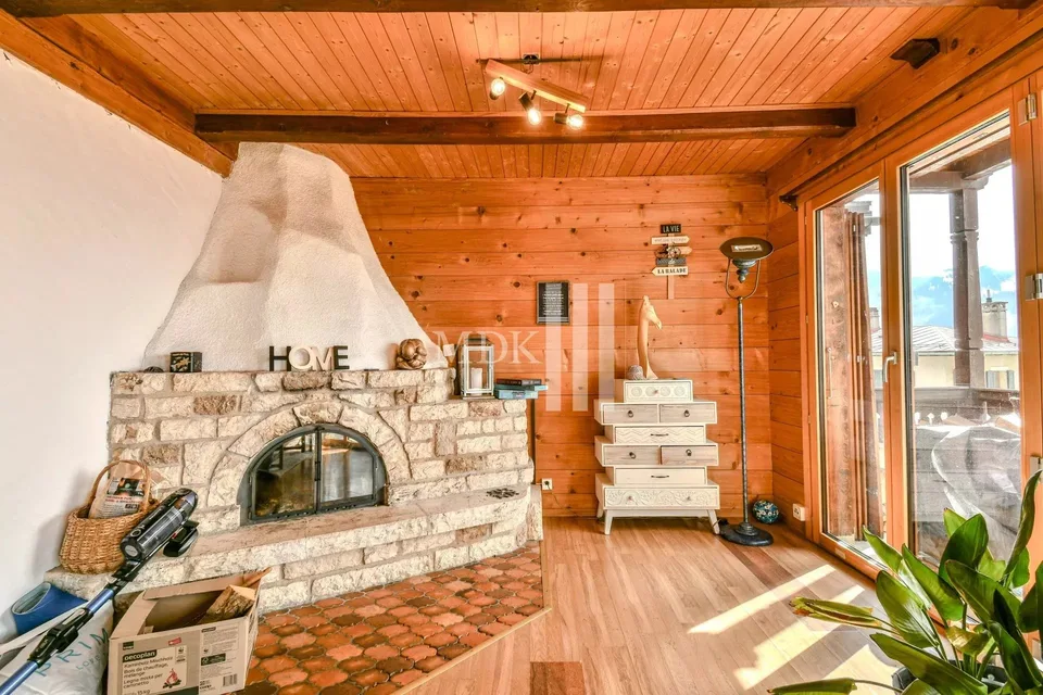 Wunderschönes Chalet mit einer Wohnung und einem Geschäft in Leysin