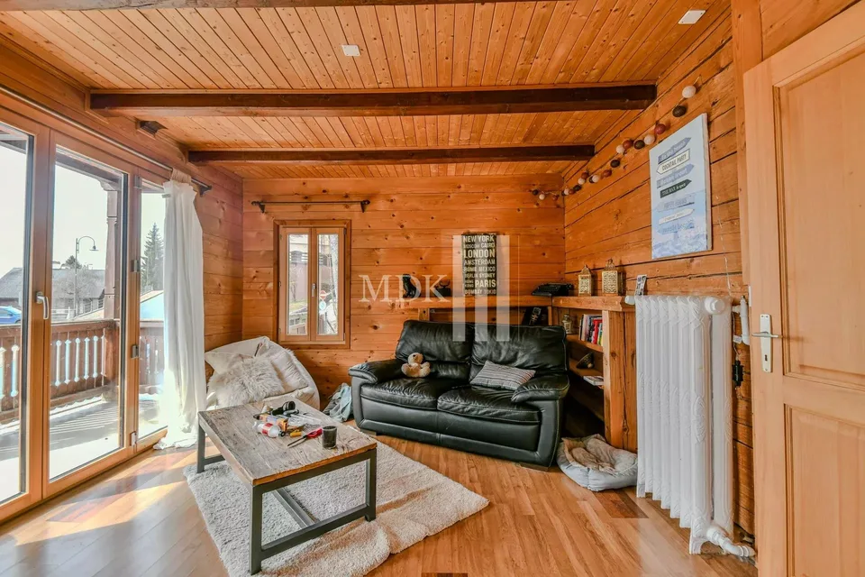 Wunderschönes Chalet mit einer Wohnung und einem Geschäft in Leysin