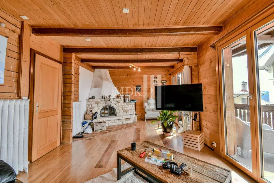 Wunderschönes Chalet mit einer Wohnung und einem Geschäft in Leysin