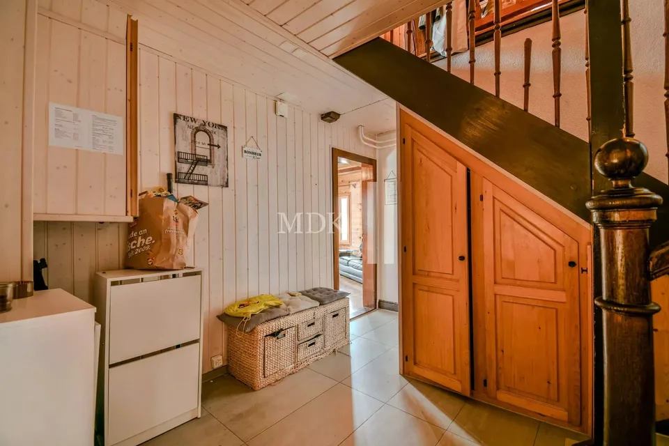 Wunderschönes Chalet mit einer Wohnung und einem Geschäft in Leysin